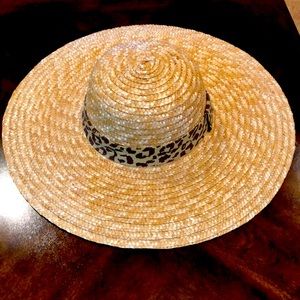 Wide brimmed straw hat with brown leopard trim